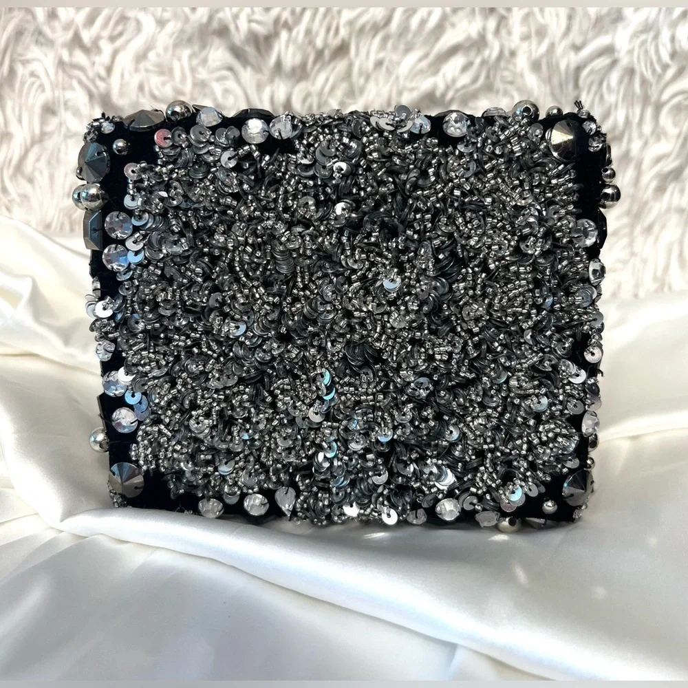 🖤🩶MADE IN INDIA, GORGEOUS ❤️‍🔥STUNNING RHINESTONE HAND BEADED CLUTCH🖤🩶NWT